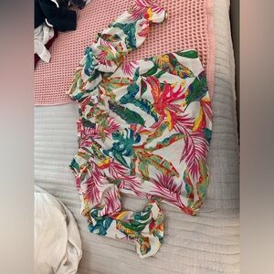 Colorful shirt to shoulders.Perfect for summer.-Size M.